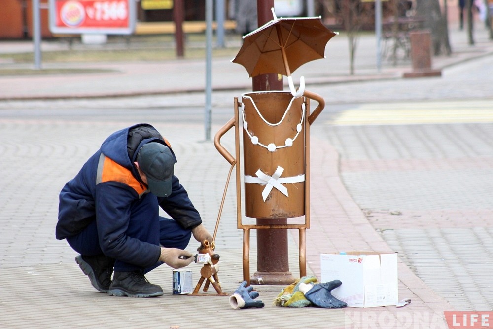 Падфарбоўваюць дам і джэнтльменаў: іржавыя сметніцы ў цэнтры Гродна прыводзяць у парадак