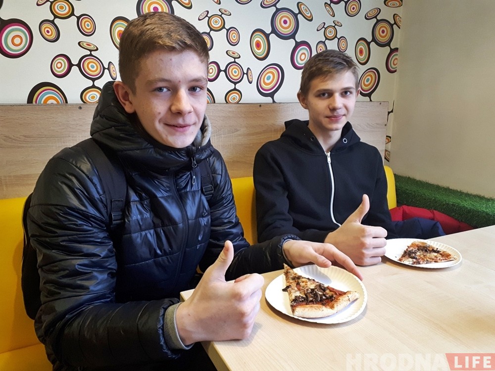 Угощают всех бесплатно! В Гродно проходит день кусочка пиццы