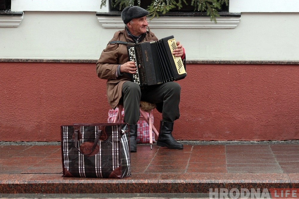 "Судьба заставила играть на улице". Баянист Лёня приезжает играть в Гродно из Слонима