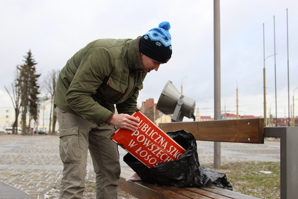 "Рызыкаваў, але захаваў". Гродзенец паказаў шыльду, якую схаваў яго прадзед ў 1939 годзе