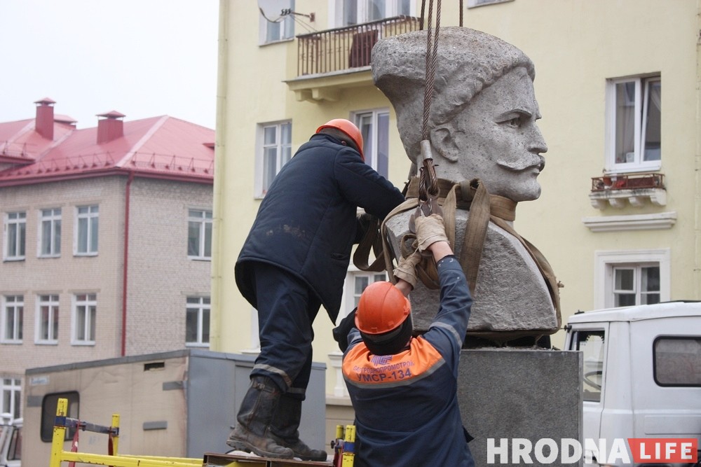 Чапаева ў Гродне знялі з п'едэстала. Фота Чапаева ў Гродне знялі з п'едэстала. Фота