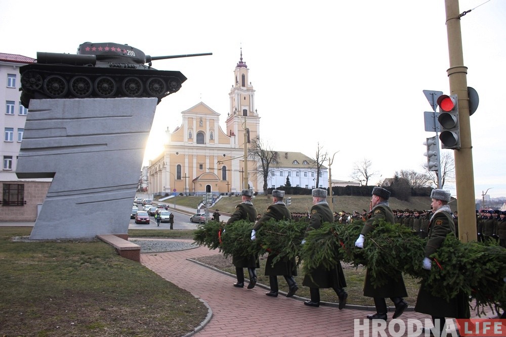 Вайскоўцы Гродзенскага гарнізона ўсклалі вянкі да танка ў цэнтры Гродна Вайскоўцы Гродзенскага гарнізона ўсклалі вянкі да танка ў цэнтры Гродна
