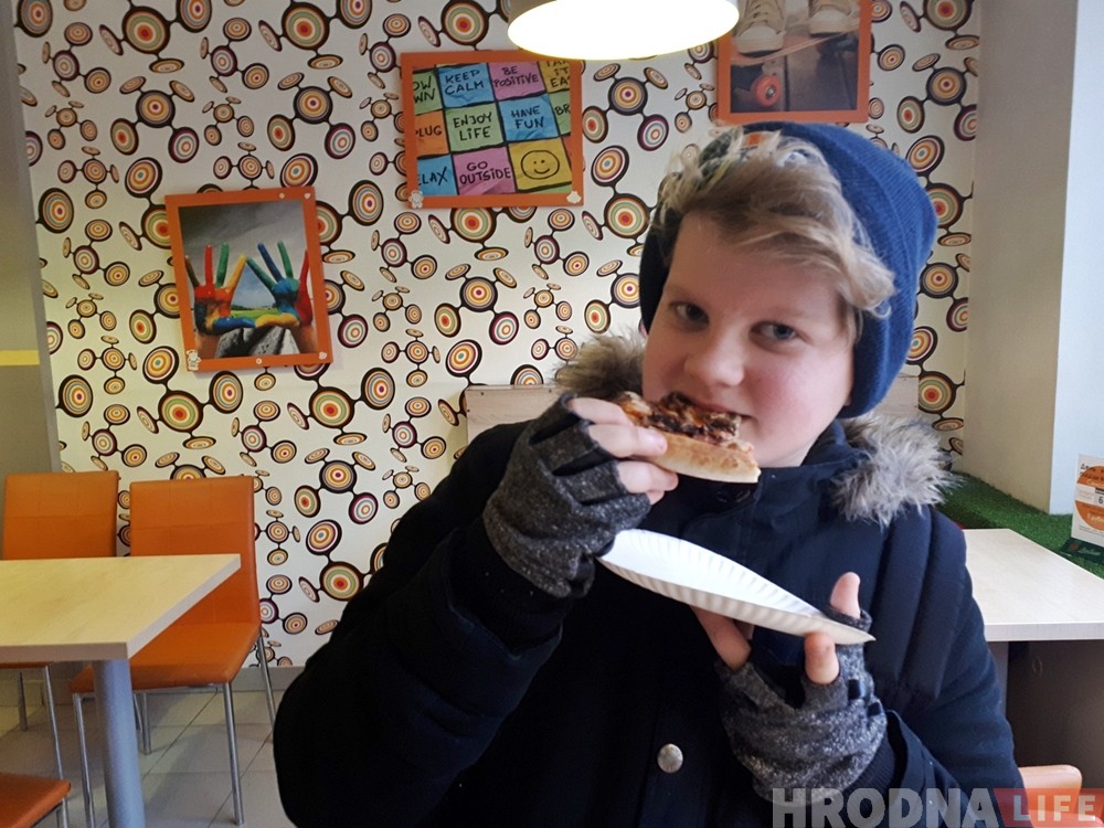 Угощают всех бесплатно! В Гродно проходит день кусочка пиццы