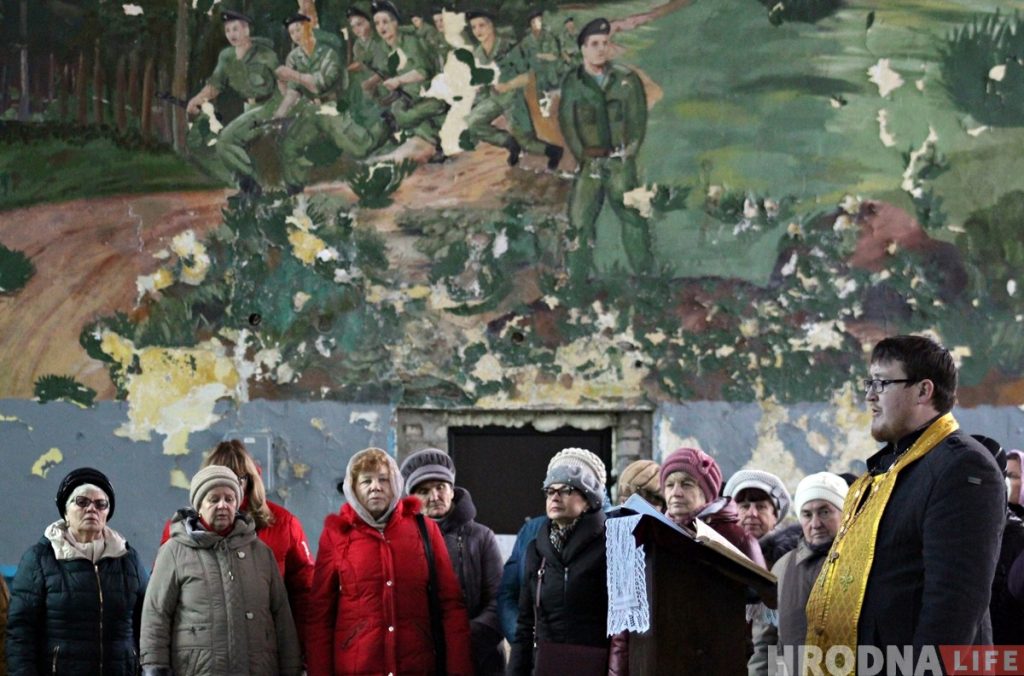 «Усё робім самі». Былая спартзала ваеннага гарадка стала месцам малітваў