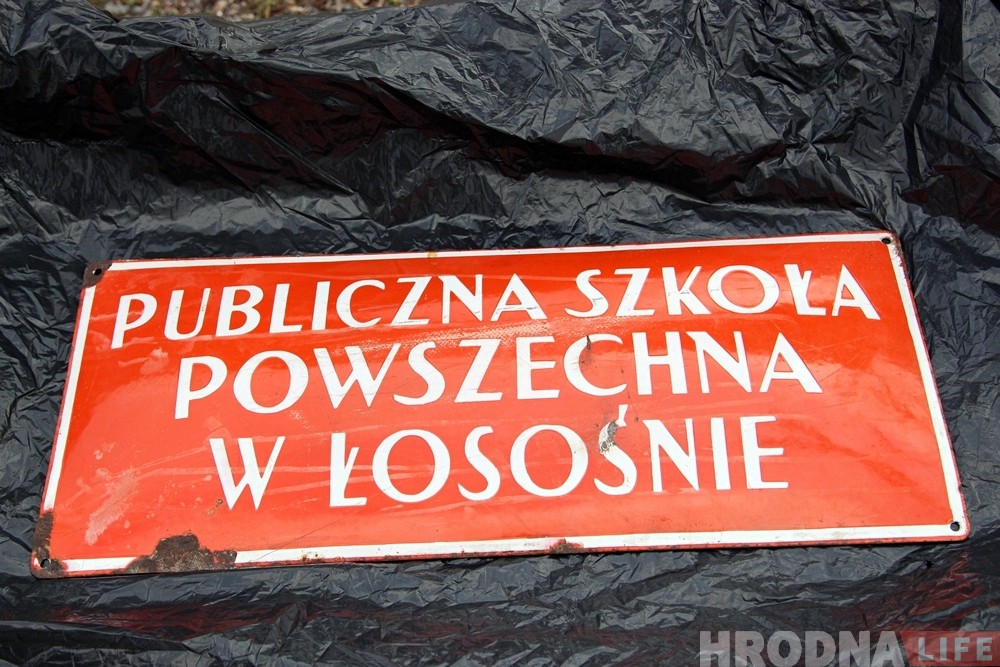 "Рызыкаваў, але захаваў". Гродзенец паказаў шыльду, якую схаваў яго прадзед ў 1939 годзе