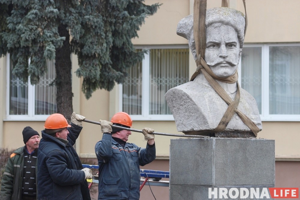 Чапаева ў Гродне знялі з п'едэстала. Фота Чапаева ў Гродне знялі з п'едэстала. Фота