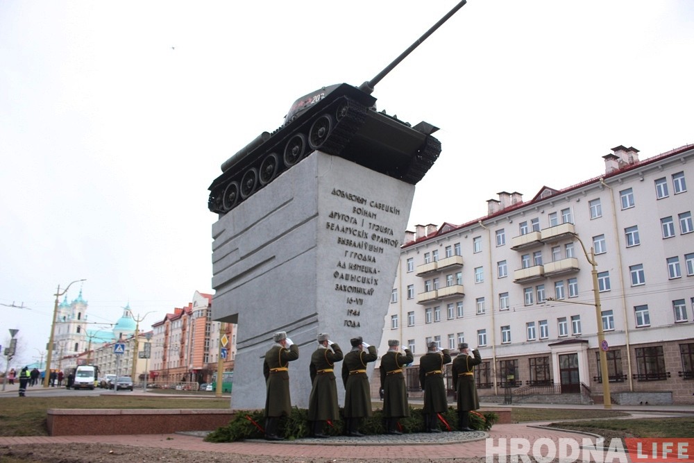 Вайскоўцы Гродзенскага гарнізона ўсклалі вянкі да танка ў цэнтры Гродна Вайскоўцы Гродзенскага гарнізона ўсклалі вянкі да танка ў цэнтры Гродна