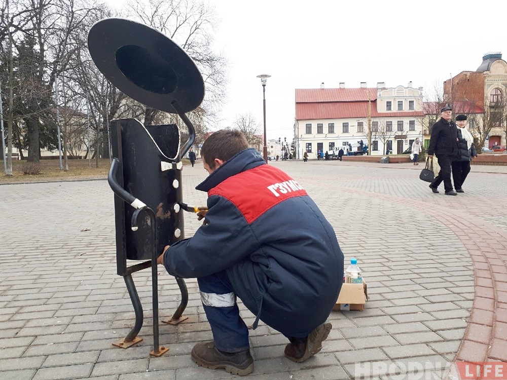 Падфарбоўваюць дам і джэнтльменаў: іржавыя сметніцы ў цэнтры Гродна прыводзяць у парадак