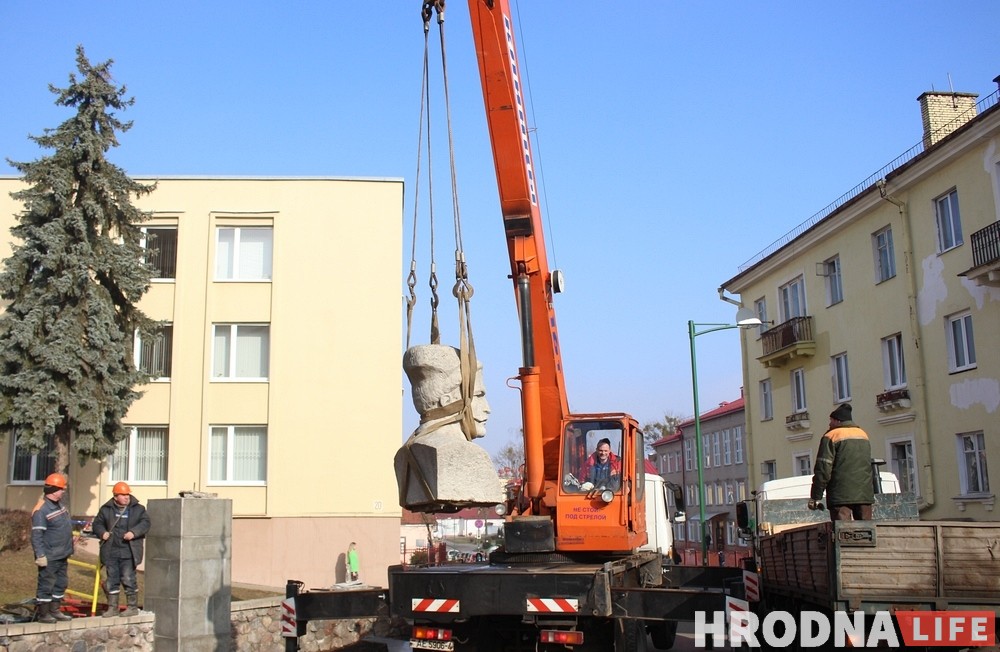Чапаева ў Гродне знялі з п'едэстала. Фота Чапаева ў Гродне знялі з п'едэстала. Фота