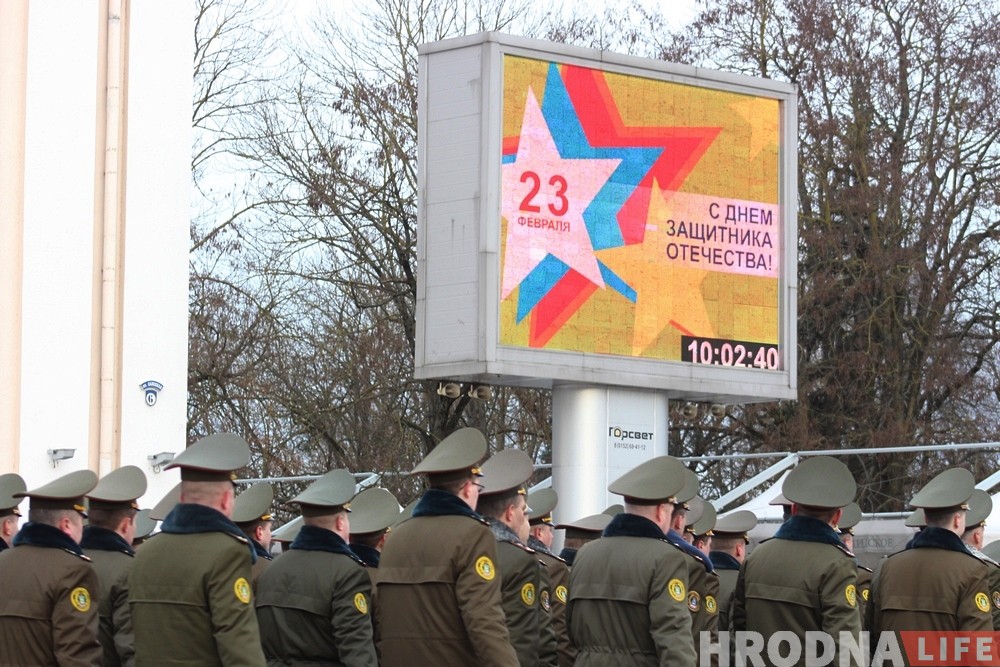 Вайскоўцы Гродзенскага гарнізона ўсклалі вянкі да танка ў цэнтры Гродна Вайскоўцы Гродзенскага гарнізона ўсклалі вянкі да танка ў цэнтры Гродна