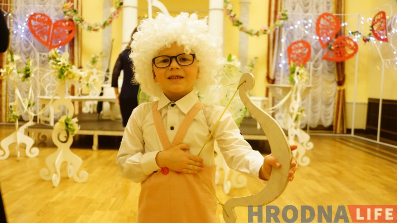 Богини и купидоны спустились с Олимпа поздравить гродненских влюблённых