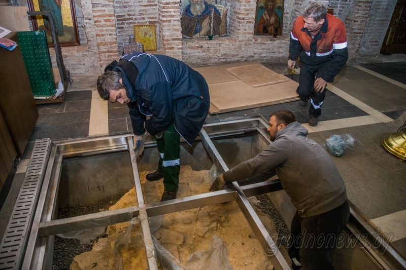 Часть пола в Коложской церкви стала стеклянной