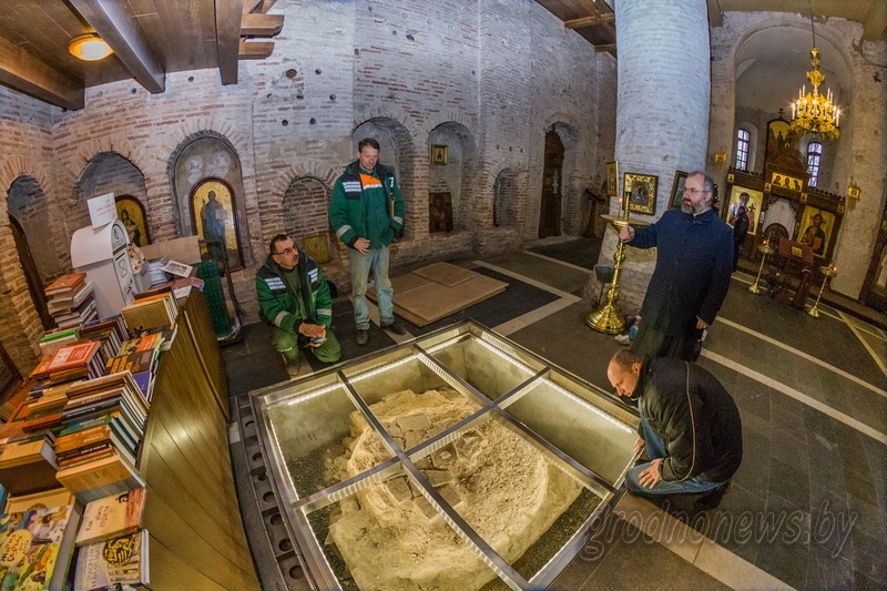Часть пола в Коложской церкви стала стеклянной