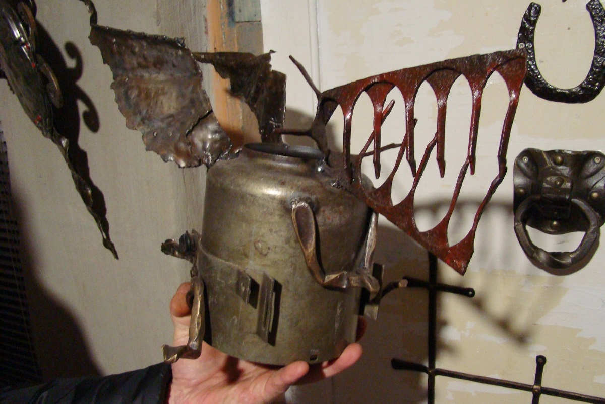 Жалезнае мастацтва. Гродзенскі каваль робіць рыбаў з рыдлёвак Жалезнае мастацтва. Гродзенскі каваль робіць рыбаў з рыдлёвак