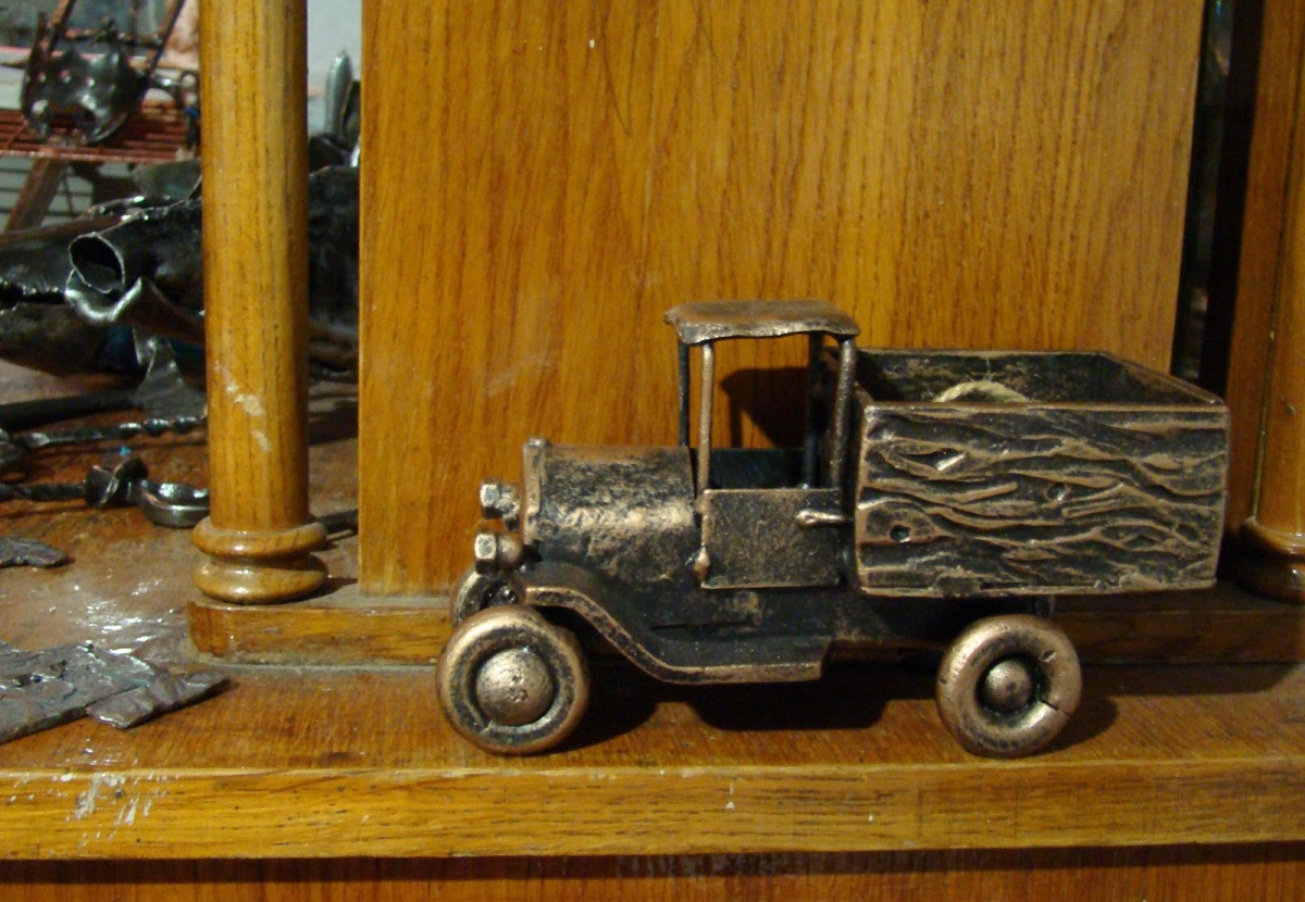 Жалезнае мастацтва. Гродзенскі каваль робіць рыбаў з рыдлёвак Жалезнае мастацтва. Гродзенскі каваль робіць рыбаў з рыдлёвак