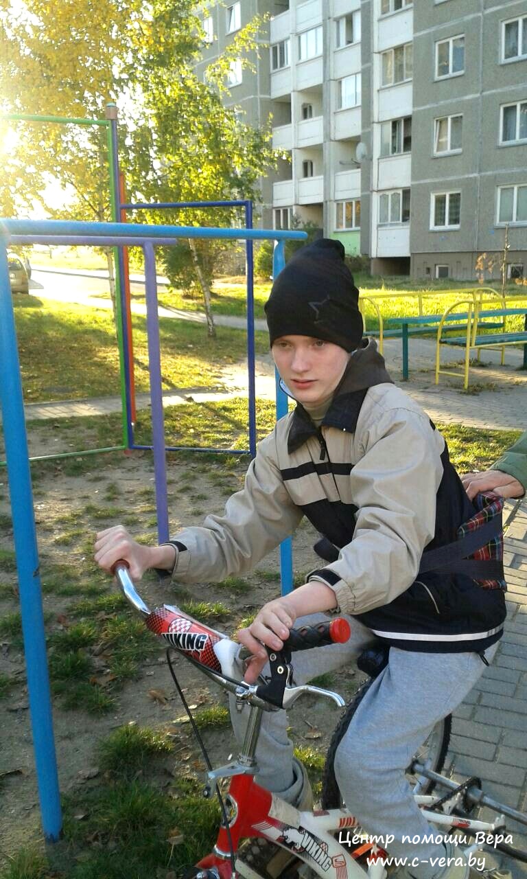 Калі дыягназ - не перашкода для жыцця! 15-гадоваму Крысціяну патрэбны спецыялізаваны вазок і вы можаце дапамагчы яго купіць