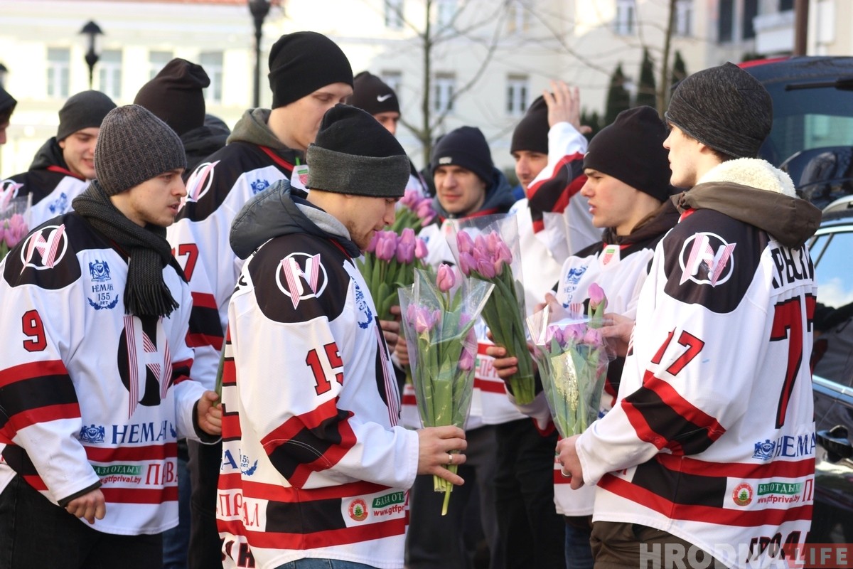 Хоккейный "Неман" вышел в центр Гродно и поздравил женщин с 8 марта