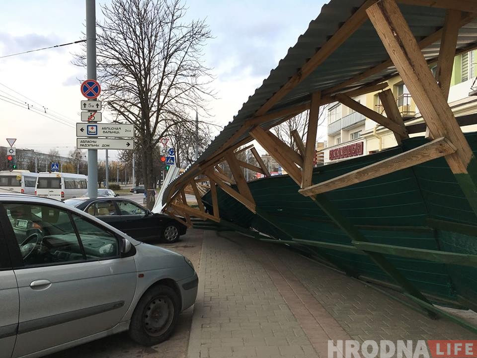 Моцны вецер у Гродне ламае дрэвы і знакі. Пашкоджаныя аўто