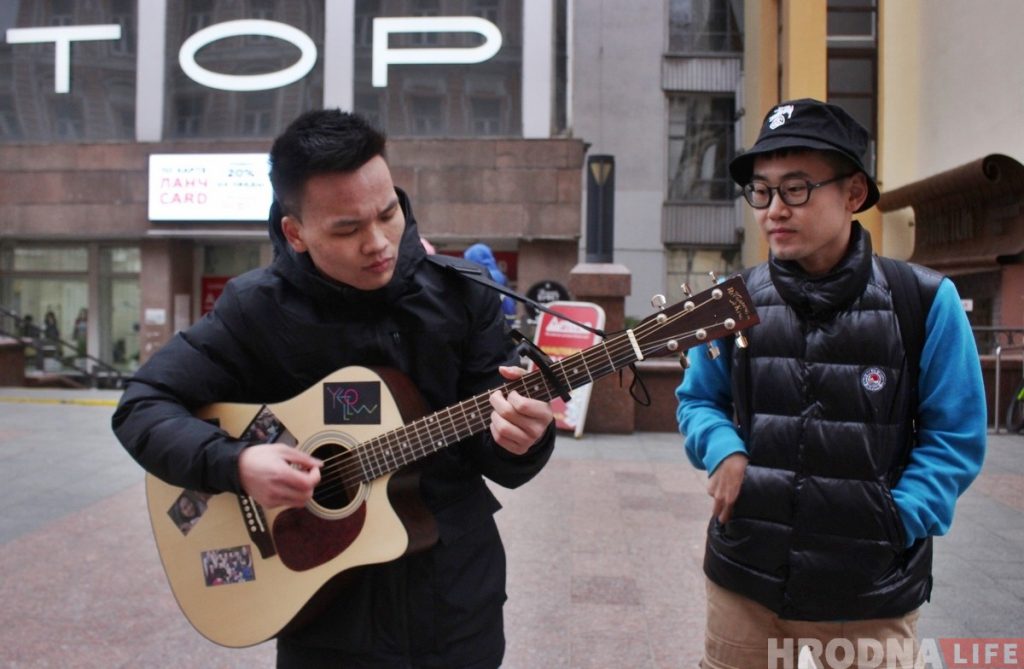 "Робім гэта дзеля задавальнення". Студэнты з Кітая спявалі ў цэнтры Гродна