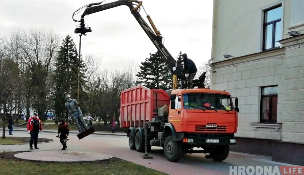 У цэнтры Гродна прыбралі "турыста". Не спадабаўся адміністрацыі?