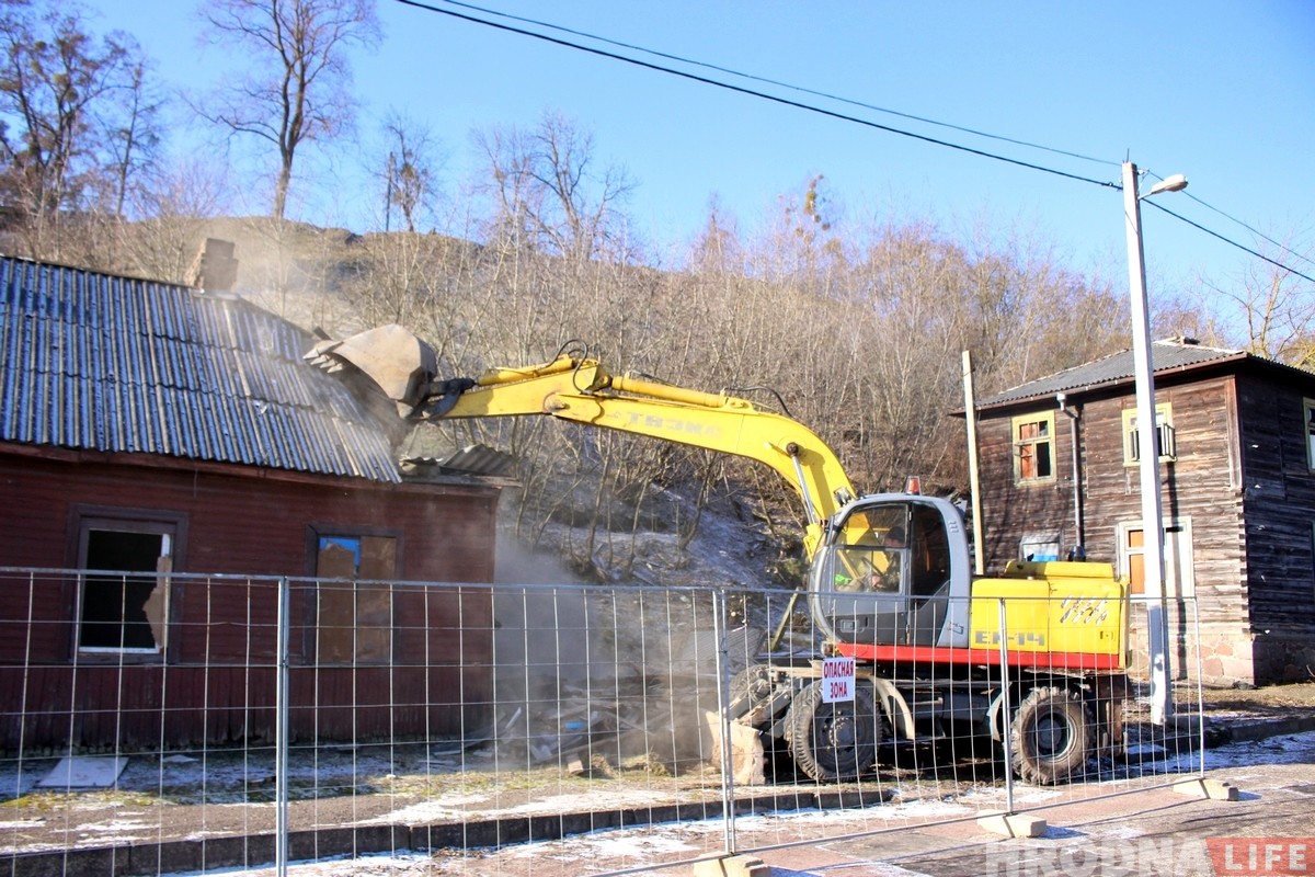 Зачыстка на Леванабярэжнай: пад знос пайшлі два драўляныя дамы