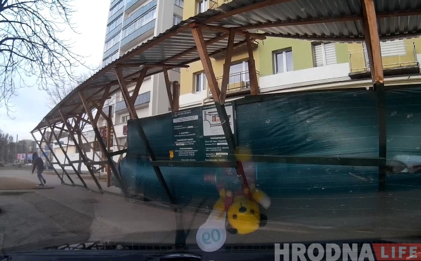 У Гродне на машыну зваліўся будаўнічы плот. Уладальнік звярнуўся ў пракуратуру