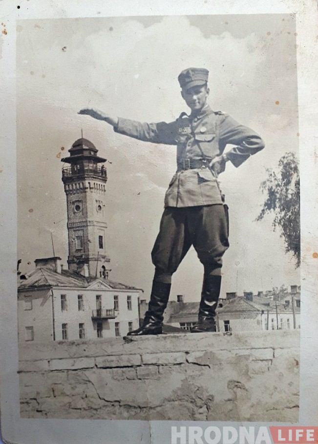 Здымак на фоне каланчы ў 1944: мантаж ці арыгінальная задумка фатографа? Здымак на фоне каланчы ў 1944: мантаж ці арыгінальная задумка фатографа?