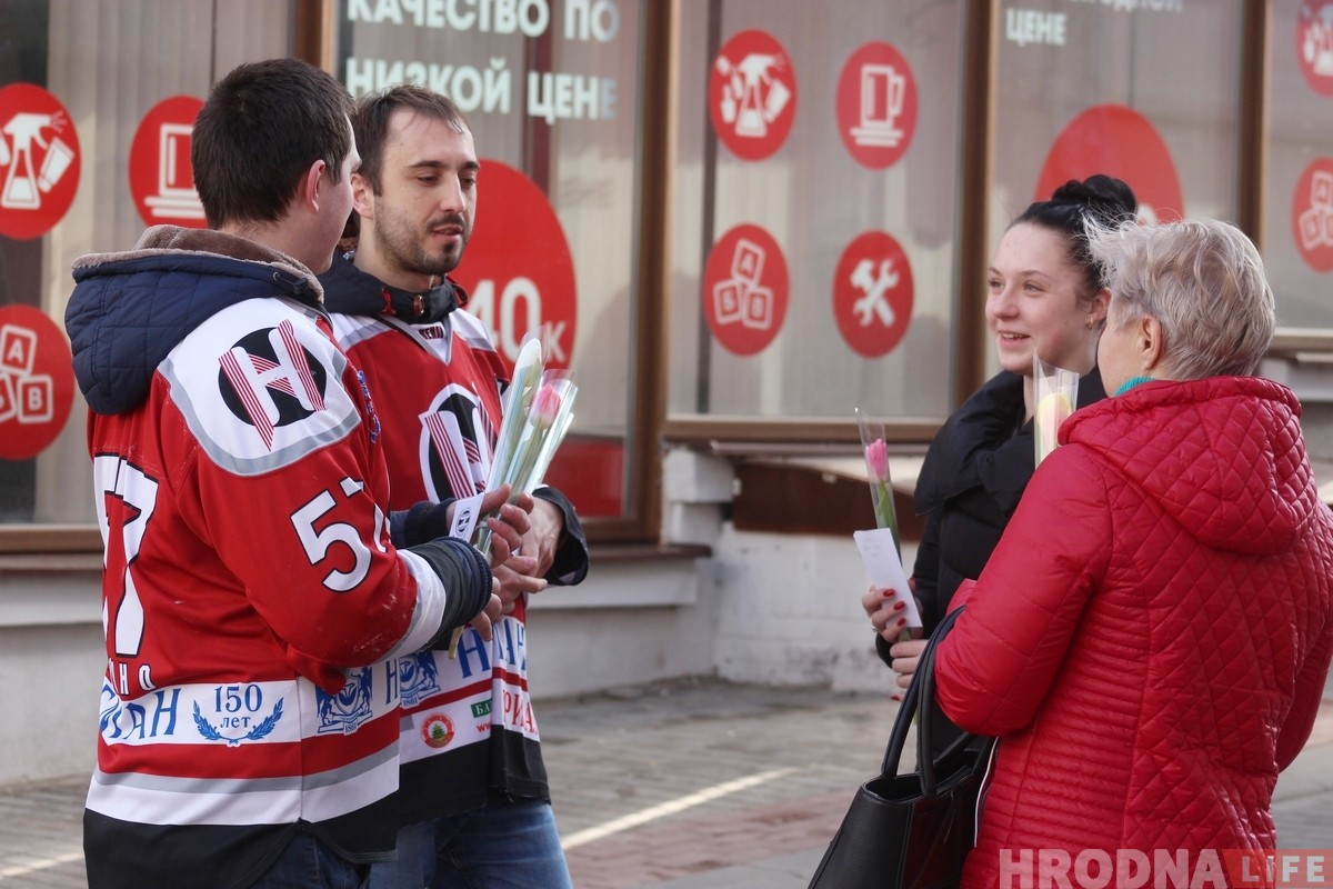 Фанаты «Немана» поздравили женщин с 8 марта и пригласили на хоккей