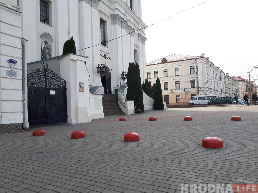 На тратуары каля Фарнага ўсталявалі абмежавальнікі паркоўкі