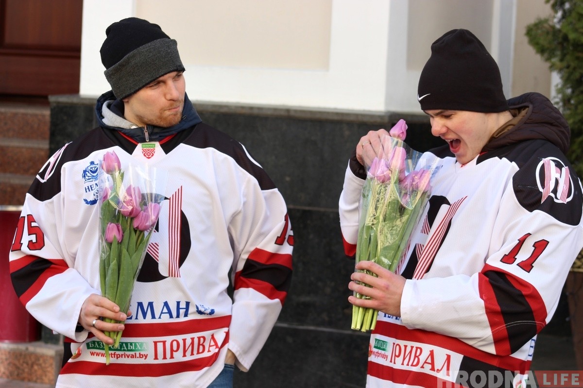 Хоккейный "Неман" вышел в центр Гродно и поздравил женщин с 8 марта