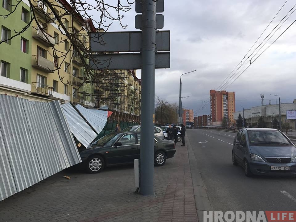 Моцны вецер у Гродне ламае дрэвы і знакі. Пашкоджаныя аўто