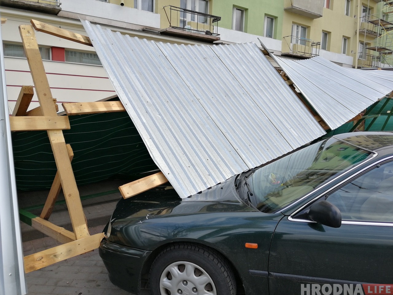 У Гродне на машыну зваліўся будаўнічы плот. Уладальнік звярнуўся ў пракуратуру