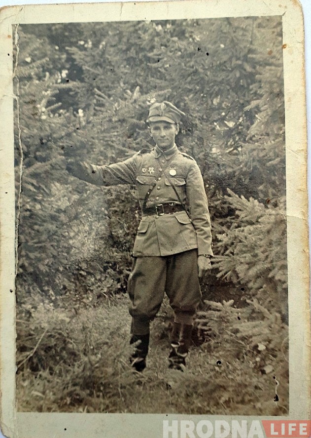 Здымак на фоне каланчы ў 1944: мантаж ці арыгінальная задумка фатографа? Здымак на фоне каланчы ў 1944: мантаж ці арыгінальная задумка фатографа?