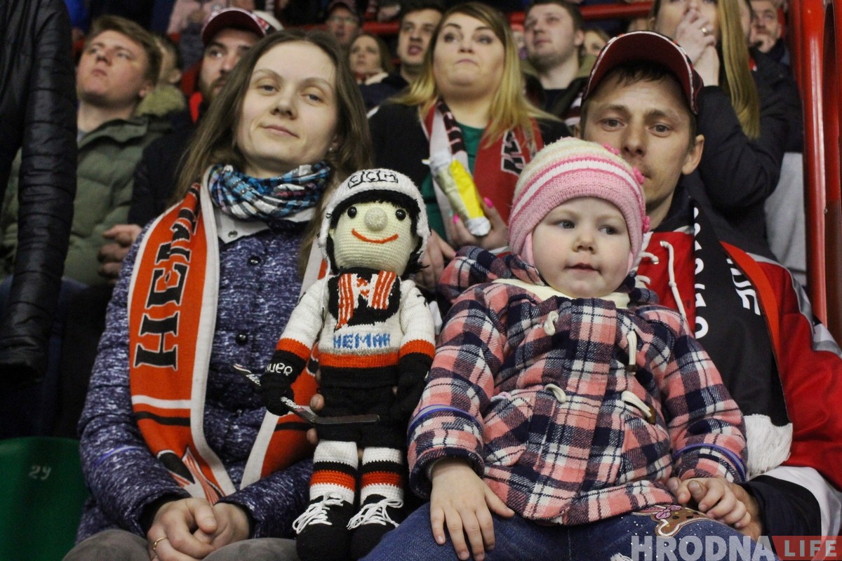 Талисман победы: семья из Гродно ходит на хоккей с мягкой игрушкой, которая приносит удачу