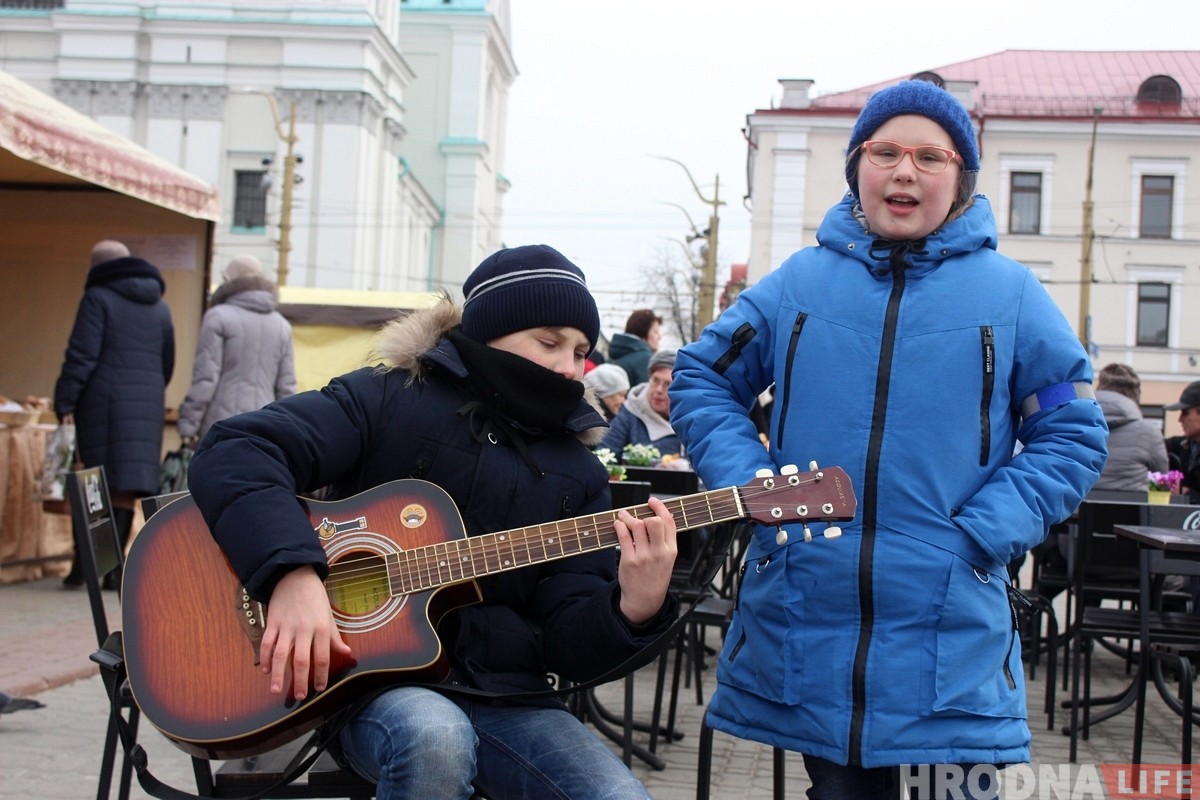 Малюнак з "Казюкаў": пакуль бацькі-рамеснікі гандлююць, дзеці музыкай зарабляюць на новую гітару