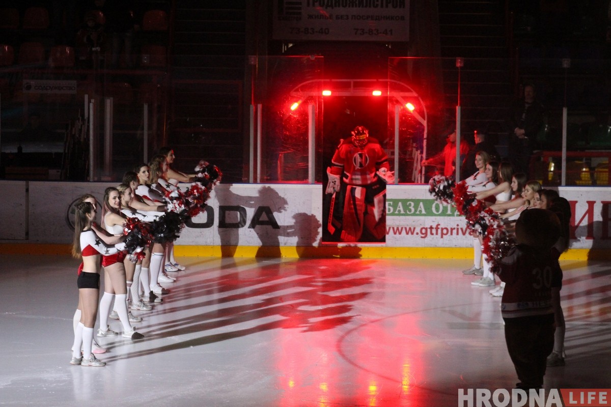 Дзяўчаты, якія не мерзнуць: глядзіце, хто танцуе за "Нёман"