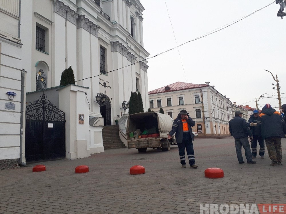 На тратуары каля Фарнага ўсталявалі абмежавальнікі паркоўкі