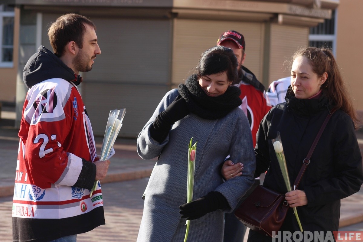 Фанаты «Немана» поздравили женщин с 8 марта и пригласили на хоккей