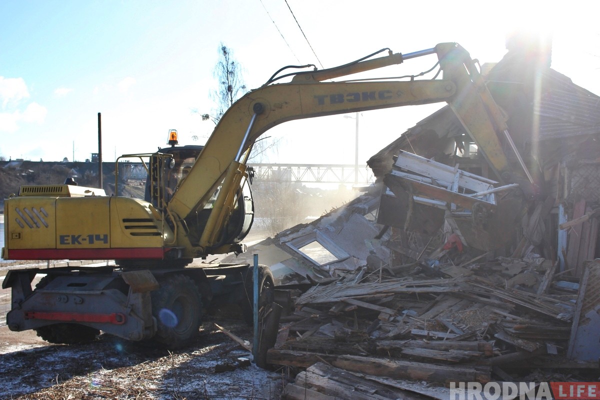 Зачыстка на Леванабярэжнай: пад знос пайшлі два драўляныя дамы