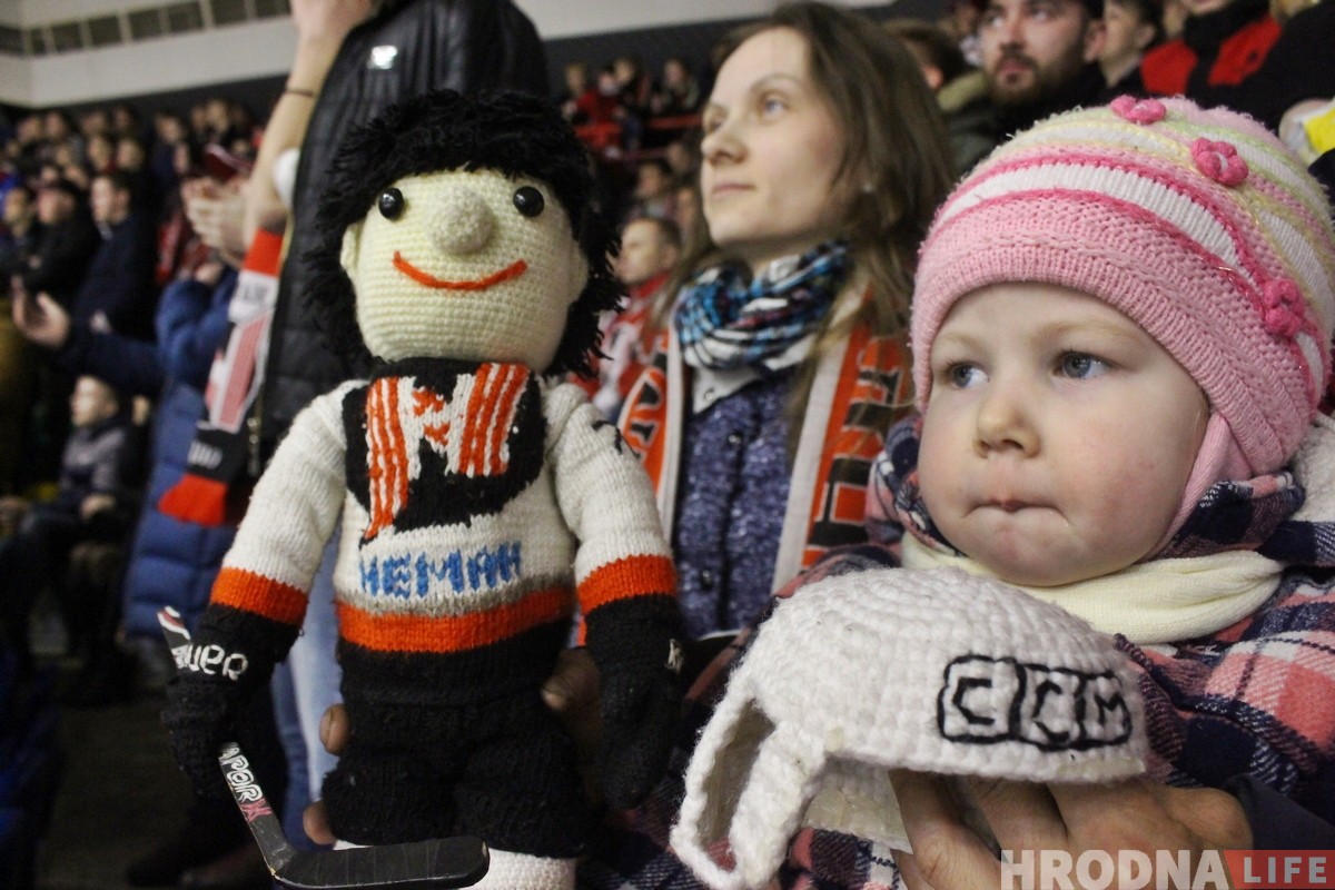 Талисман победы: семья из Гродно ходит на хоккей с мягкой игрушкой, которая приносит удачу