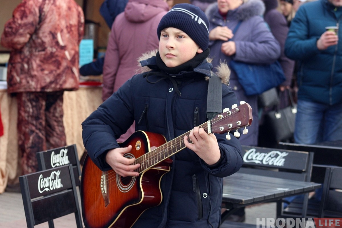Малюнак з "Казюкаў": пакуль бацькі-рамеснікі гандлююць, дзеці музыкай зарабляюць на новую гітару
