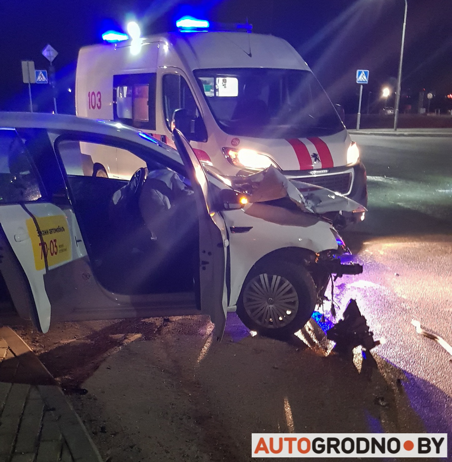 Водитель такси уснул за рулем? Ночью в Гродно произошла серьезная авария