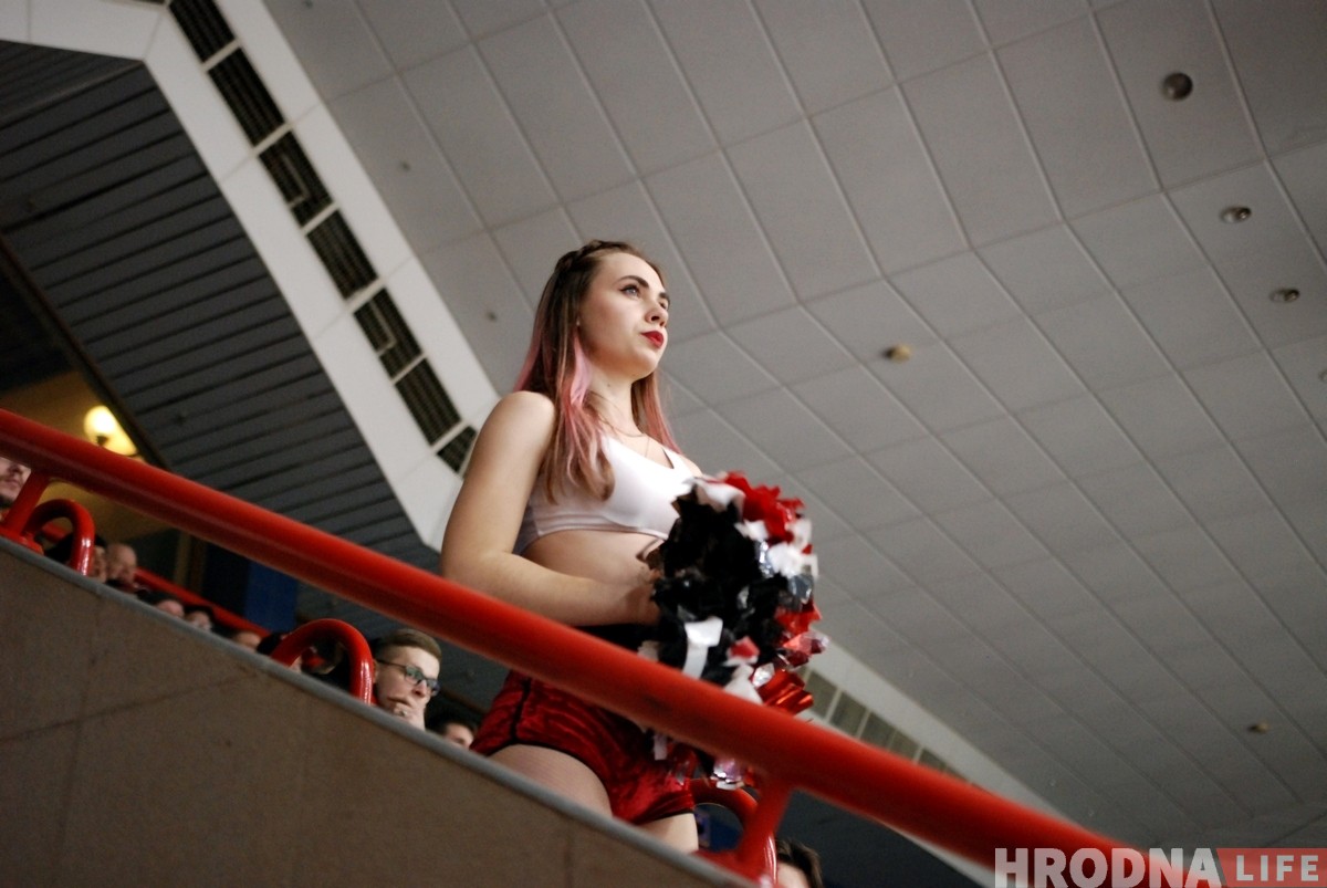 Дзяўчаты, якія не мерзнуць: глядзіце, хто танцуе за "Нёман"