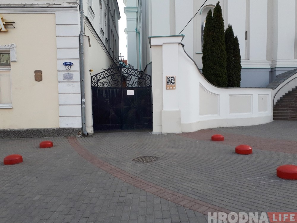 На тратуары каля Фарнага ўсталявалі абмежавальнікі паркоўкі