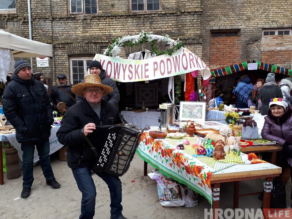 Альтэрнатыўныя "Казюкі" прайшлі ў дворыку консульства на Будзёнага