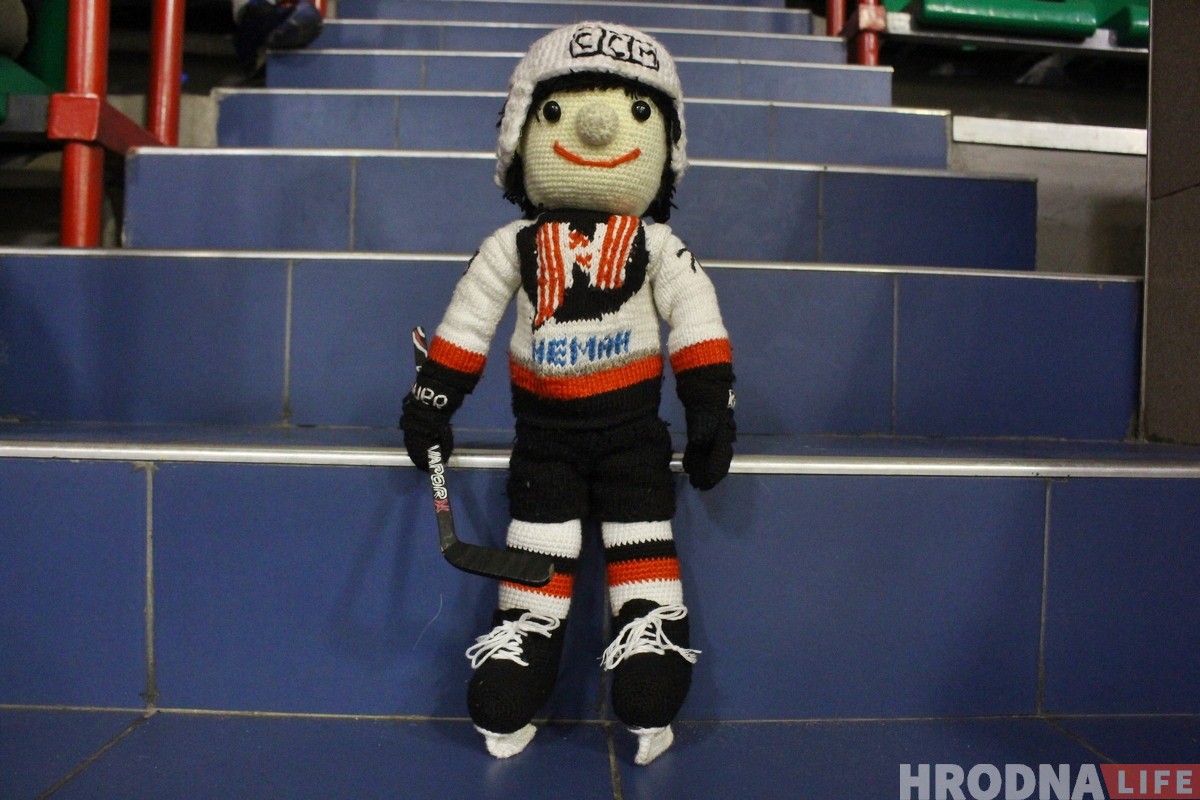Талисман победы: семья из Гродно ходит на хоккей с мягкой игрушкой, которая приносит удачу