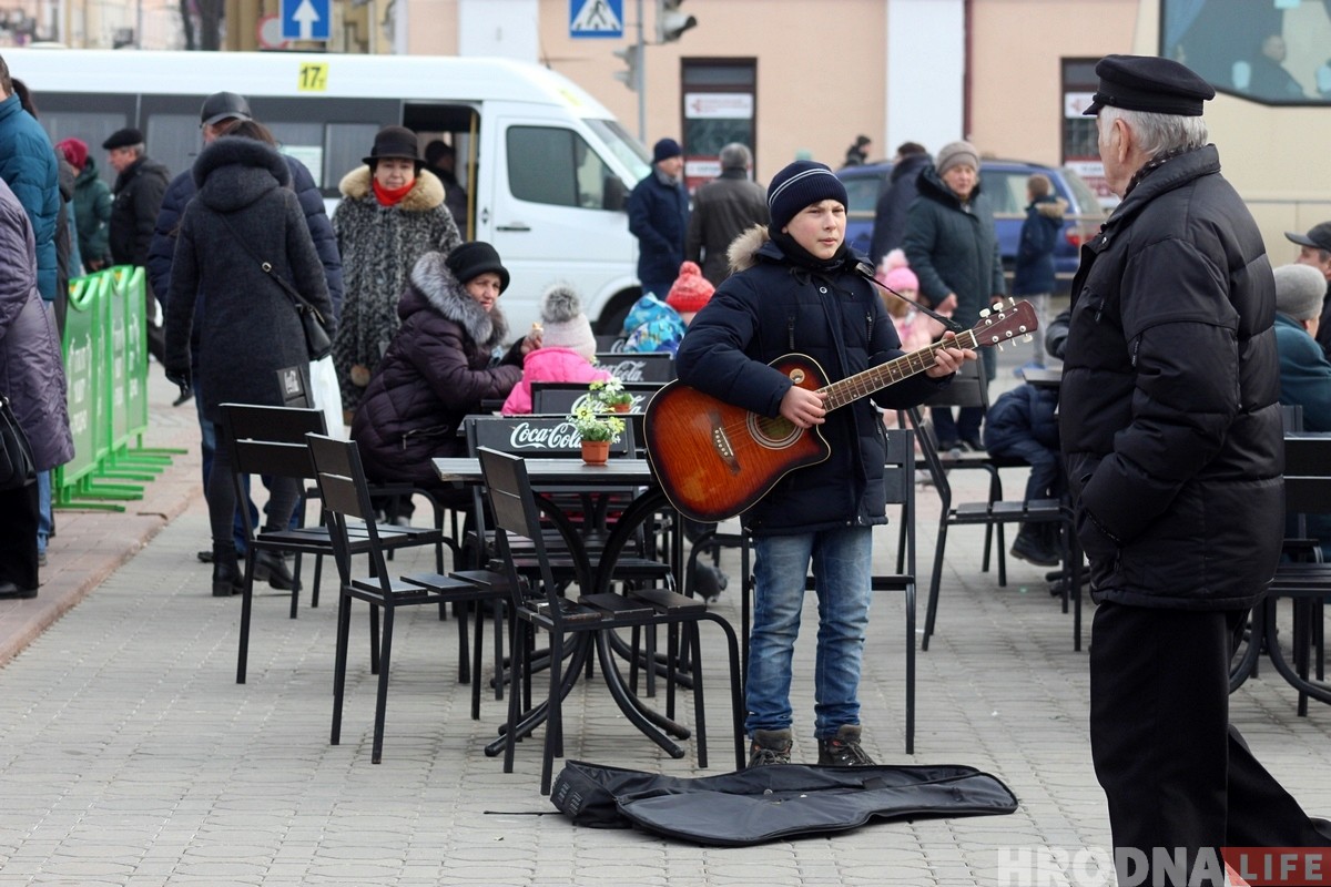 Малюнак з "Казюкаў": пакуль бацькі-рамеснікі гандлююць, дзеці музыкай зарабляюць на новую гітару