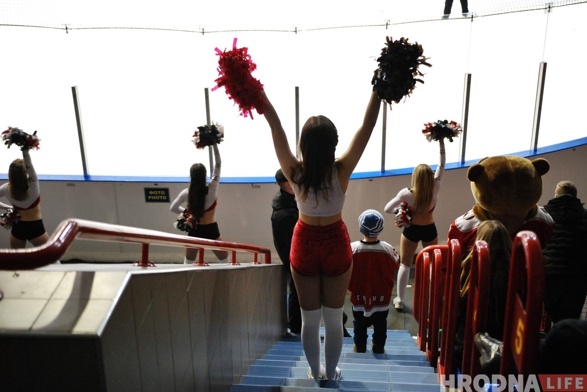 Дзяўчаты, якія не мерзнуць: глядзіце, хто танцуе за "Нёман"