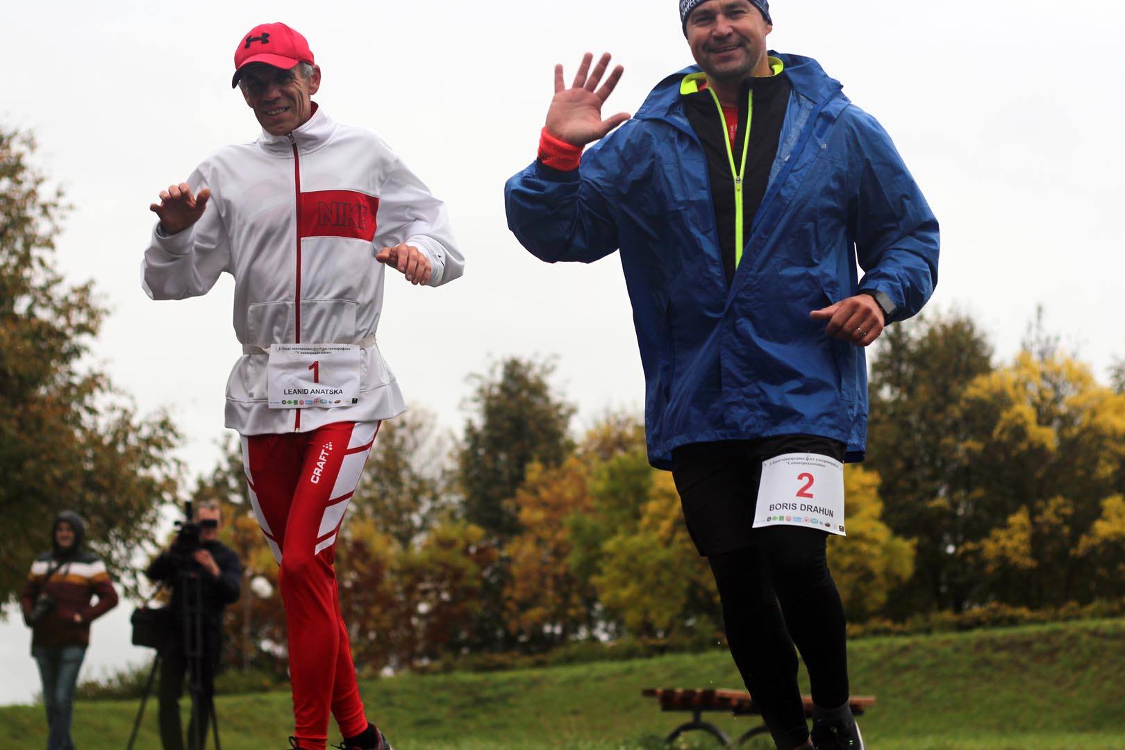 “Калі ён ужо набегаецца”. Лявон Анацка бегае суткамі і хутка “абагне” Зямлю па экватары