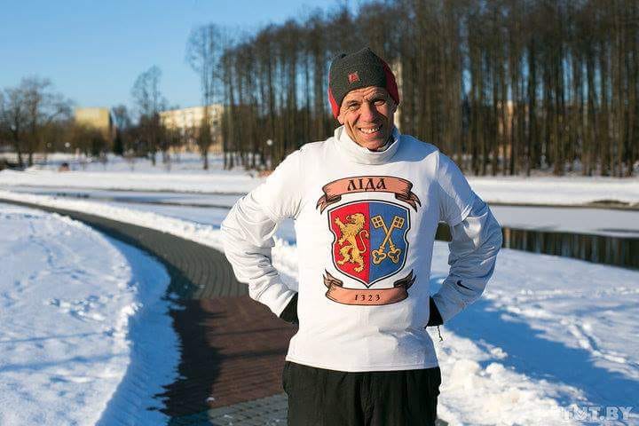 “Калі ён ужо набегаецца”. Лявон Анацка бегае суткамі і хутка “абагне” Зямлю па экватары